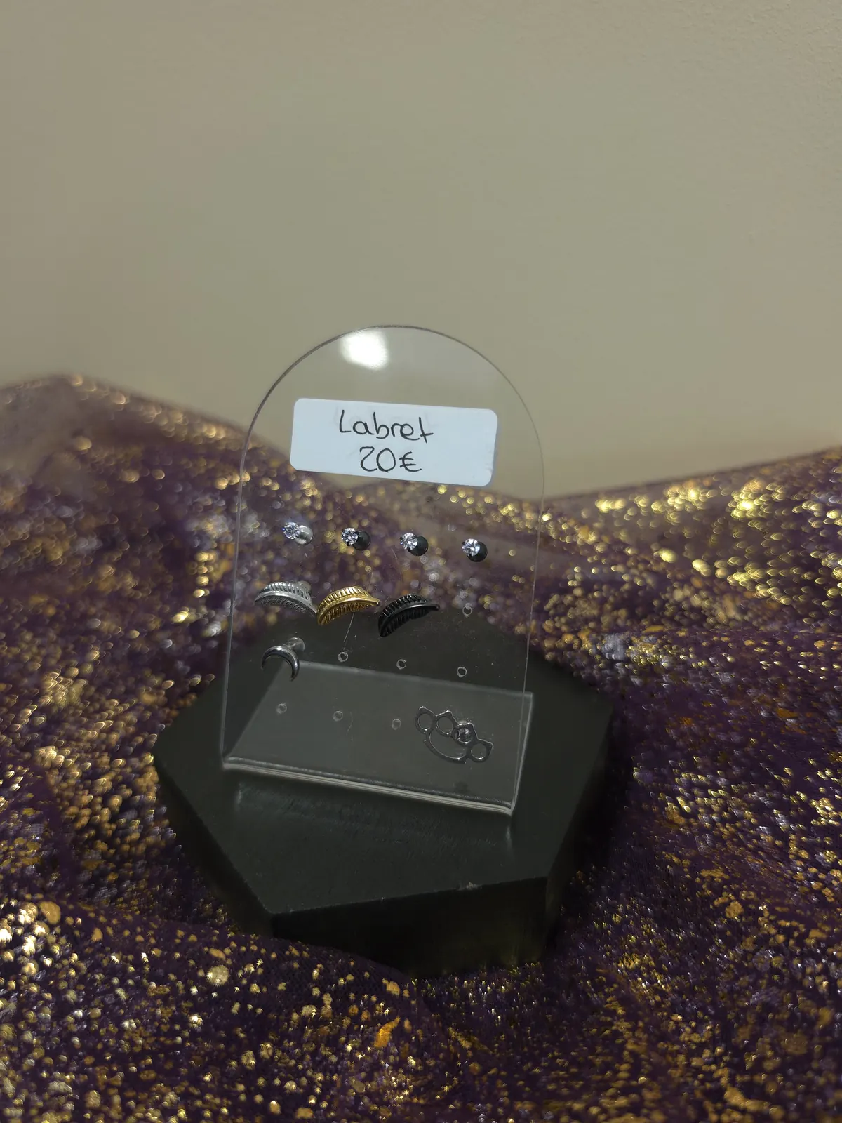 Présentoir de labrets et bijoux de pose du studio
